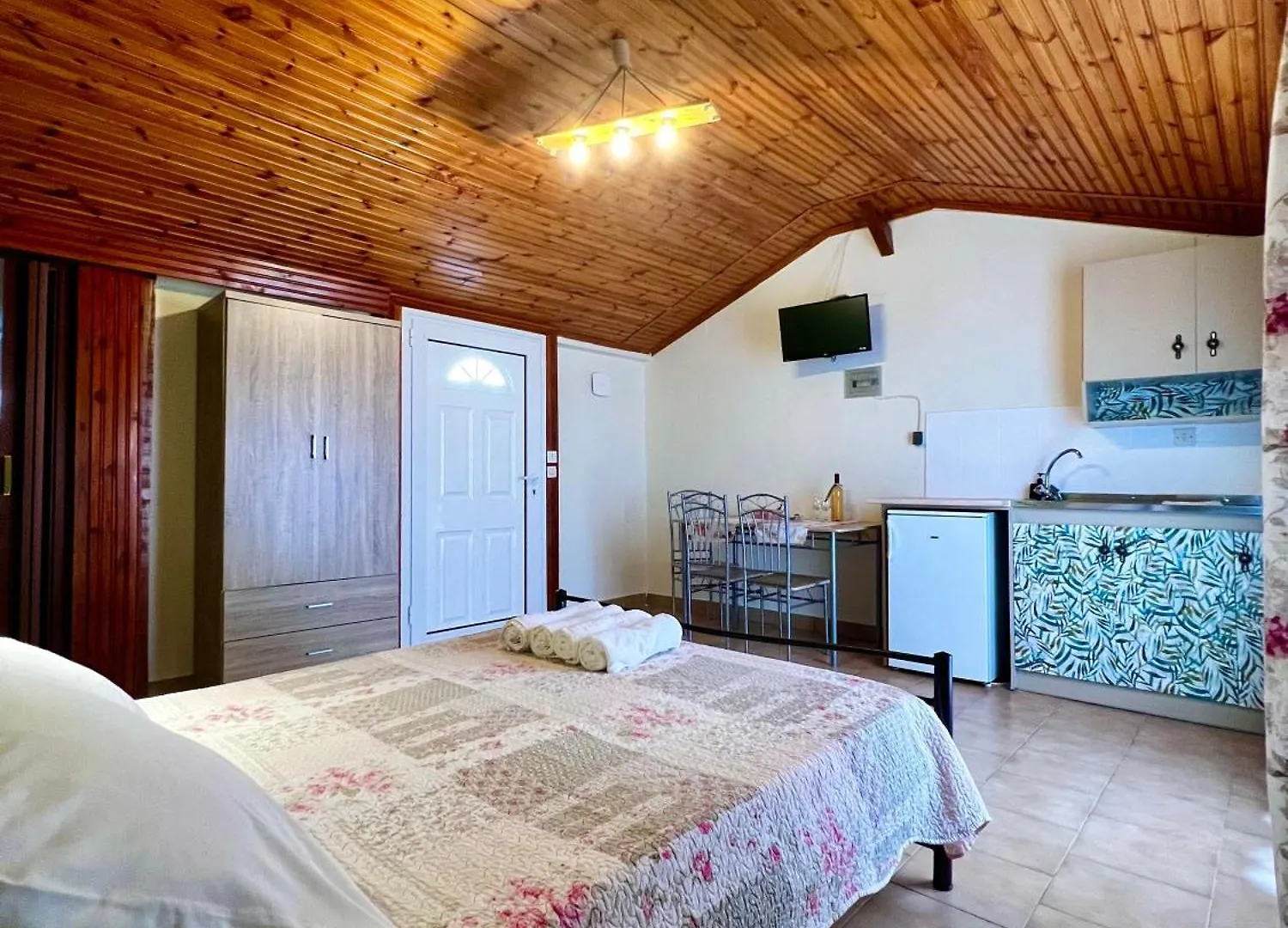 Aparthotel Ocean Front Studios 77 Lourdata